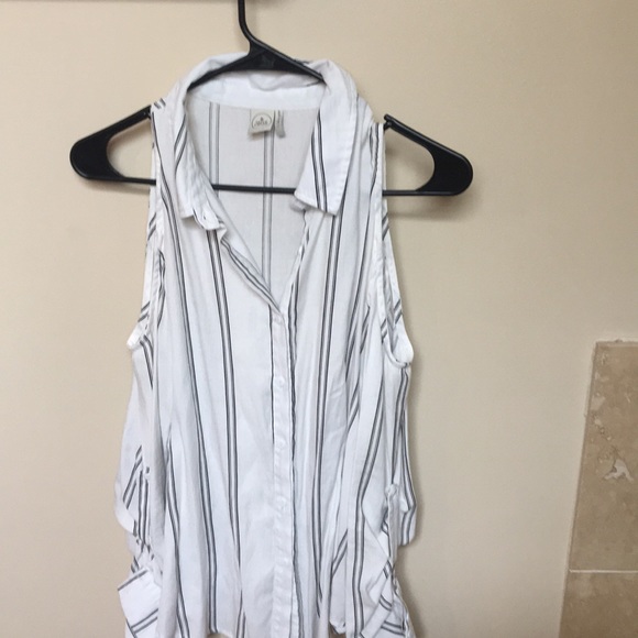 Button down blouse with cutout shoulders - Picture 3 of 4